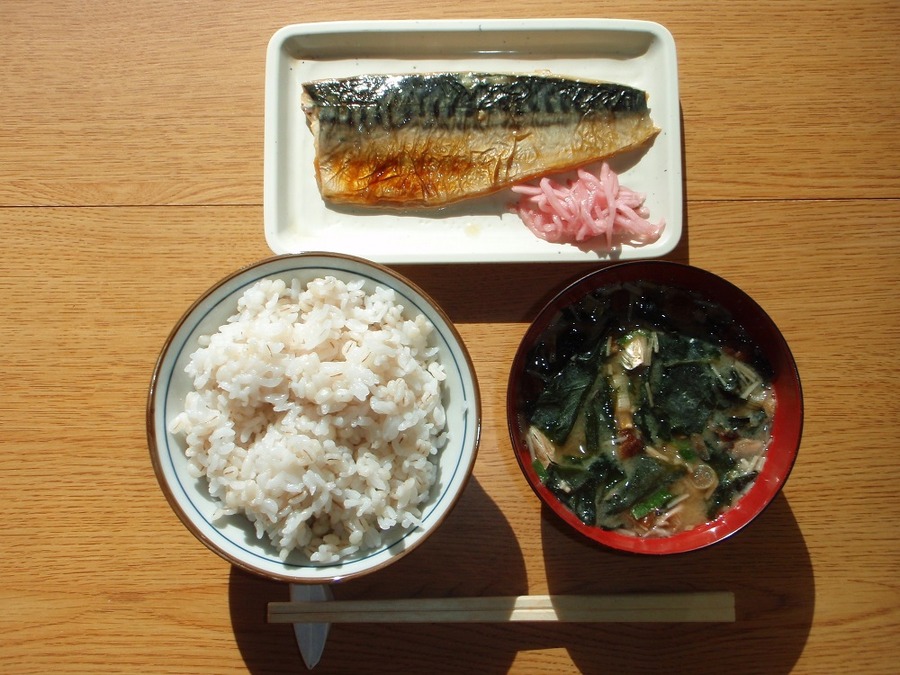 ごはん、おかず、汁のシンプル3点和食