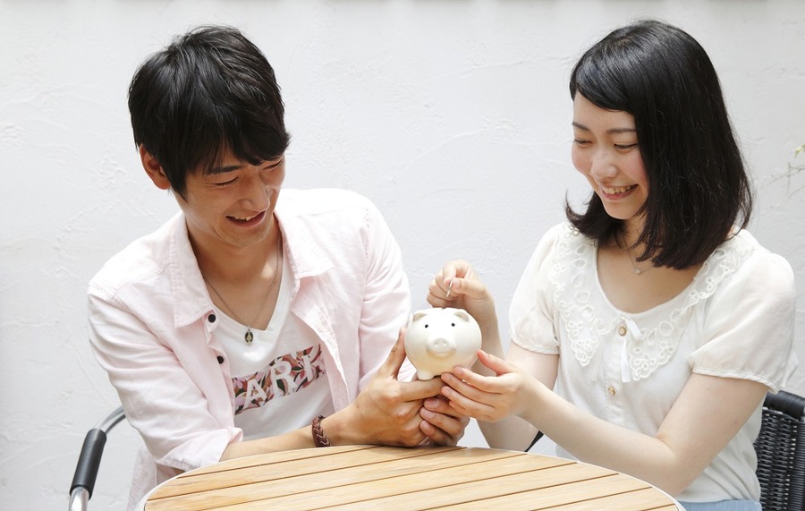 結婚資金を効率よく貯める方法　「初めての共同作業」成功させるには