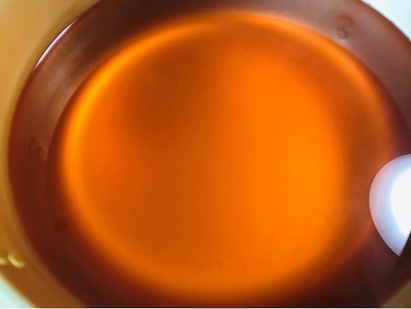 野菜の皮や種、へたなどを鍋でじっくり煮込んで作る野菜出汁