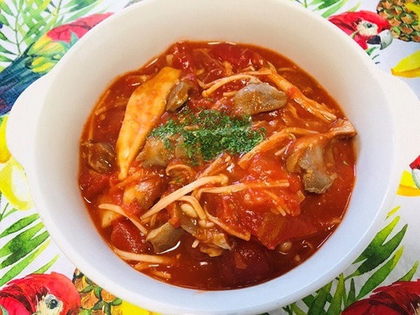 砂ずりと2種のきのこのトマト煮込み