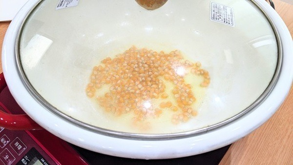 50gと油大さじ2～3杯を鍋に入れて火をつける