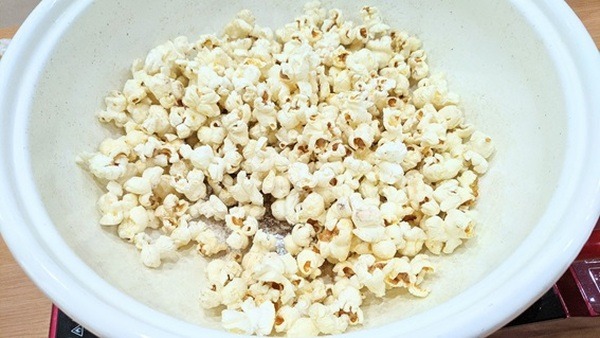 ポップコーンの素がすべて弾けるまで熱する