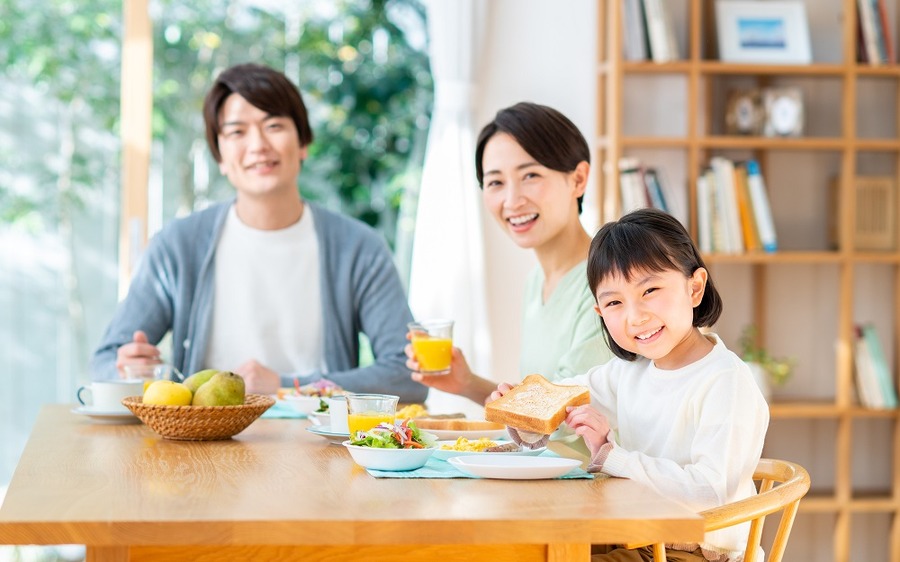 パンを食べる家族