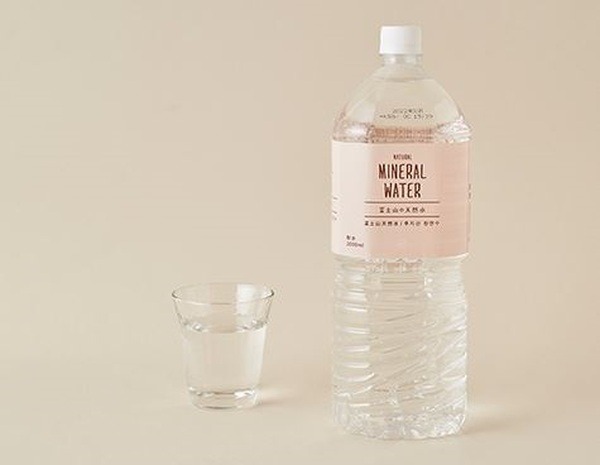 ローソンのバナジウム入り「富士山の天然水2L」は、相場より半額～1/3のお得感