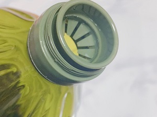 ねじってフタを開ける