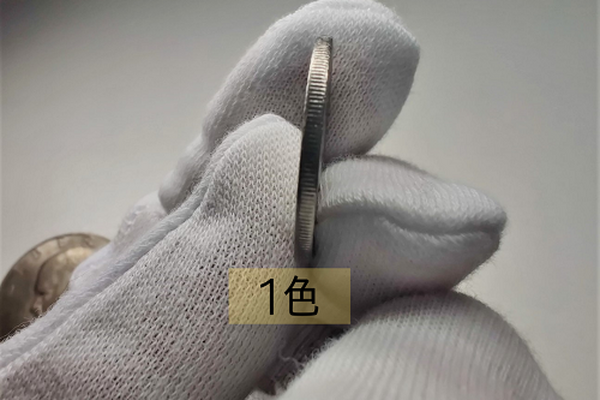 銀貨の場合は側面から見た時の色が銀一色