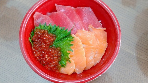 はま寿司持ち帰りのまぐろサーモン丼