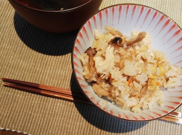 ほぐし肉で炊き込みご飯を作る