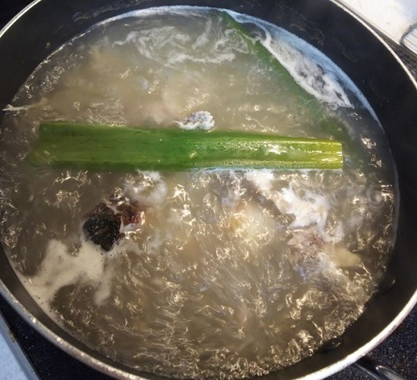 骨もむだにしない鶏がらスープ