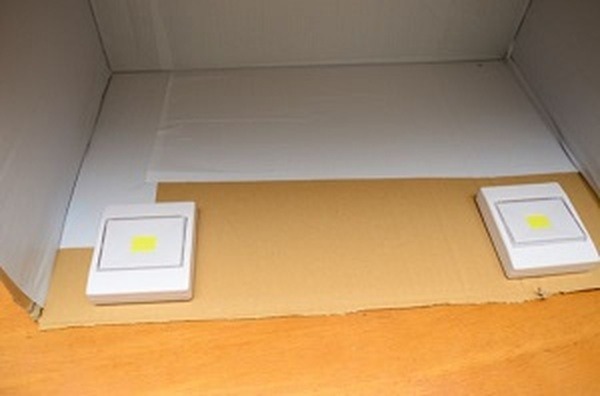 ボックス上部にLEDを貼っていきます。