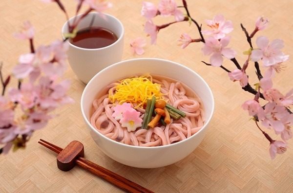 うどんも桜になるのね