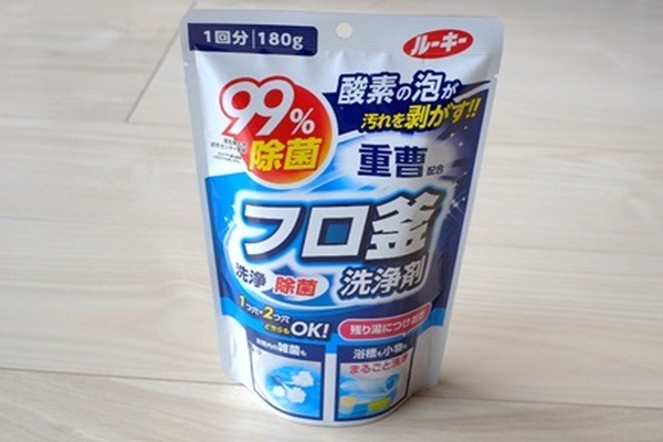 >風呂釜の洗浄” width=”431″ height=”287″ class=”alignnone size-full wp-image-328857″ /></div>__BreakStash__<p>風呂釜の洗浄には、<strong>市販の風呂釜洗浄剤を使用</strong>しました。<br>__BreakStash____BreakStash__<p>水または残り湯に粉末洗浄剤を入れて15分程度追い炊きし、排水後に再び水を入れてすすぎのために5分程度追い炊きをしたら終了です。<br>__BreakStash____BreakStash__<p>専門業者に依頼する場合には、マイクロバブル発生装置や洗浄機など専用の機械で配管内の掃除をしてくれます。<br>__BreakStash____BreakStash__<p>さすがに素人にはそこまではできないので、やはり2年に1回程度はプロの手にお任せしたほうが良さそうです。<br>__BreakStash____BreakStash__<div align=