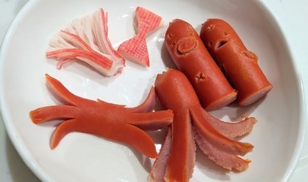 お弁当に赤色のおかず