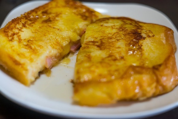 フレンチトースト　チーズとハム入り