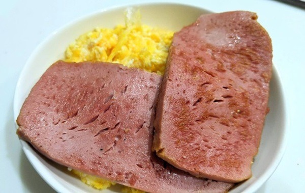 炒り卵を添えた「スパムエッグ」