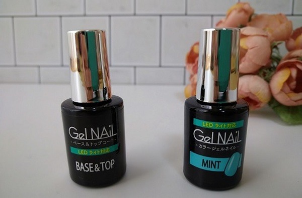 「ベース＆トップコート、カラージェルネイル（ミント）」
