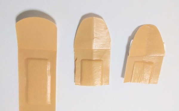 絆創膏を半分に切って指のサイズに合わせてカット