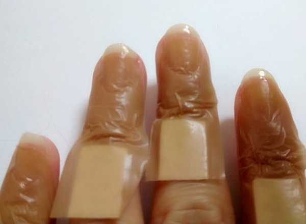 絆創膏の位置は爪の先端が5mmほど出るくらい