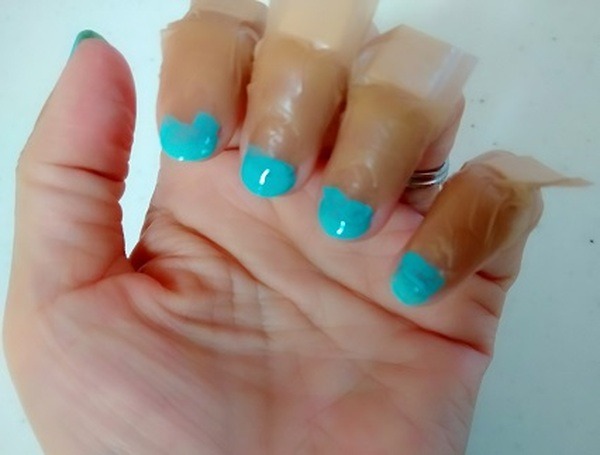 「カラージェルネイル（ミント）」を塗る