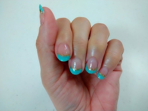 「ベース＆トップコート」を塗ってUVライトで硬化