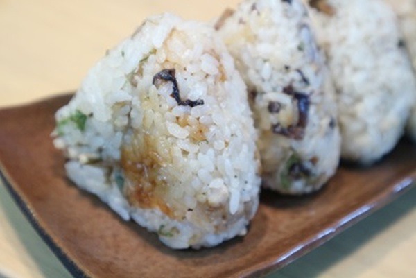山菜炊き込みおにぎり