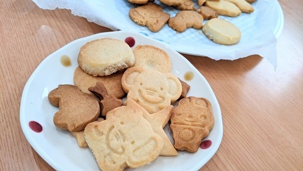 お皿にのったクッキーおいしそう