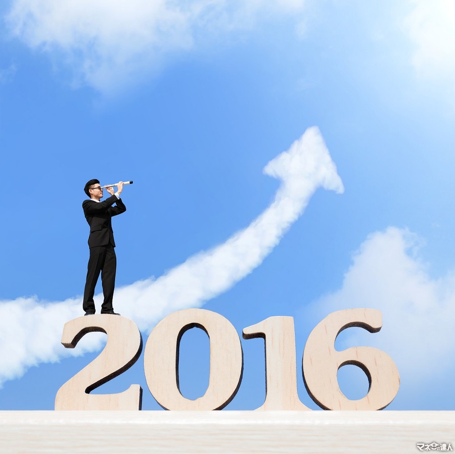 <p>Happy new year for 2016 – Business man with telescope ( spyglass ) looking forward with growth arrow clo</p>