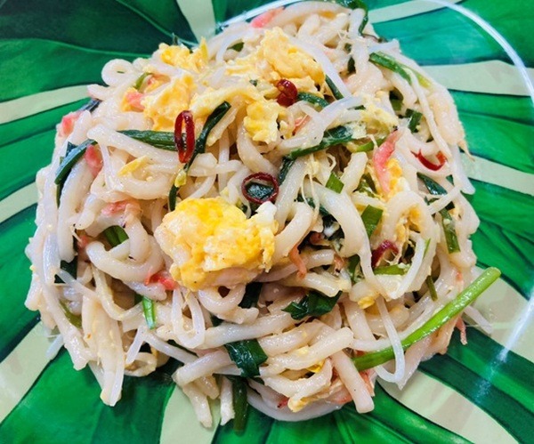 もやしたっぷりパッタイ