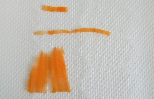 ニンジンの皮をむいてカットした様子