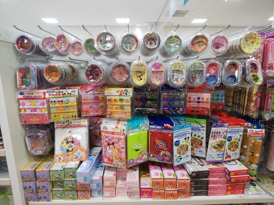 ディズニーのキッチンとお弁当用品だけで店内の棚1列を占める