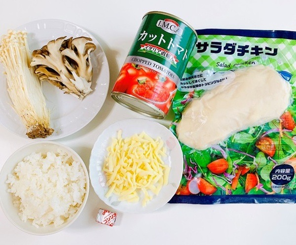 「きのことチキンのトマトチーズリゾット」の材料
