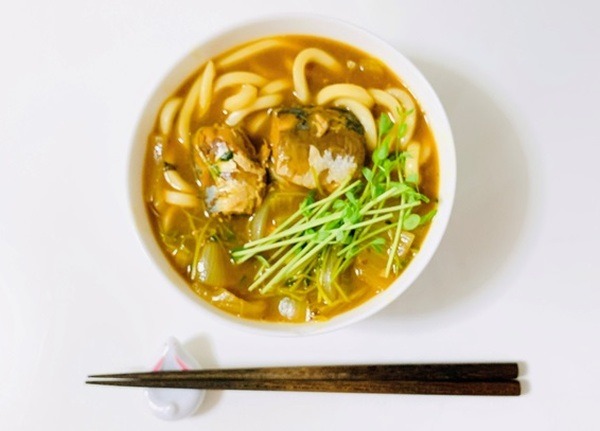 「サバ缶カレーうどん」