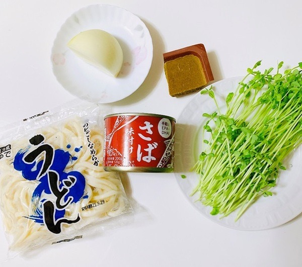「サバ缶カレーうどん」の材料