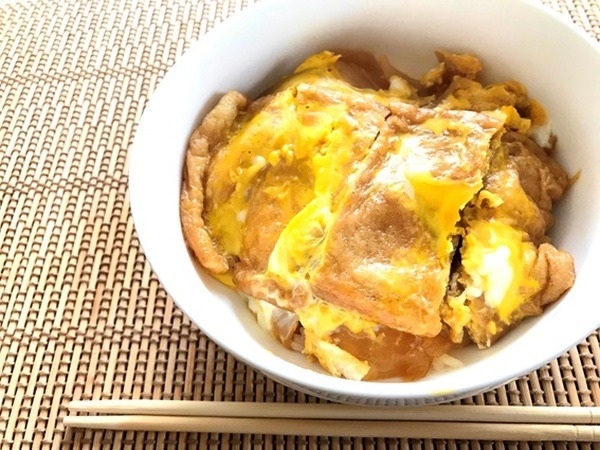 ランチにおすすめ「油揚げと玉ねぎの卵とじ丼」