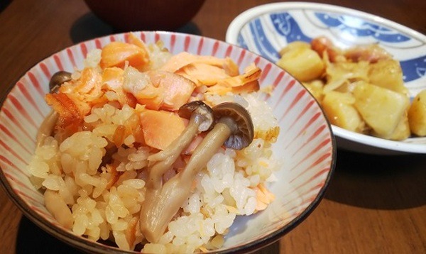 塩鮭ときのこの炊き込みご飯