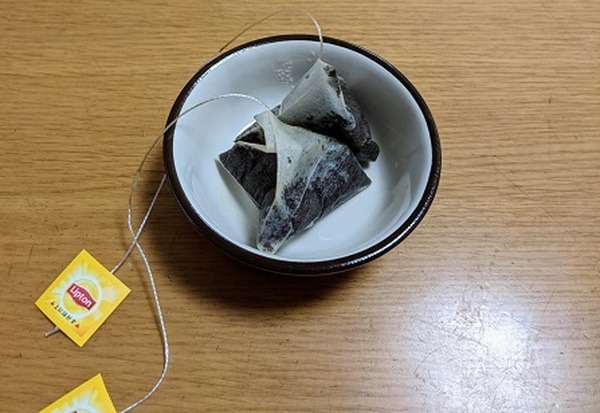 出がらしのティーバッグを良く絞って水気を切る