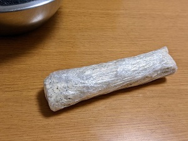 ラップに包んで棒状にします