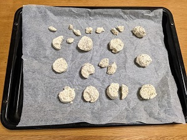 冷凍庫から取り出した生地を1cmほどの厚みにカット