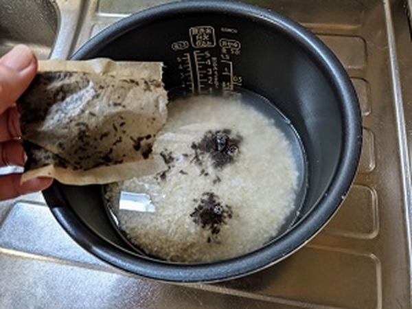 パックを開けて茶ガラを投入