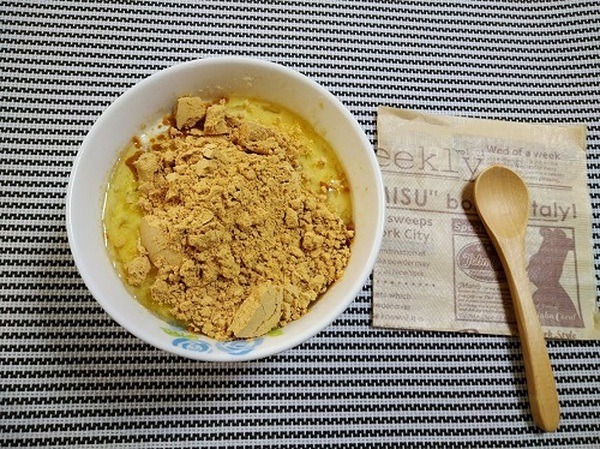 きな粉とシロップを入れて食べる