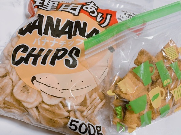 バナナチップスやソースかつなどの大袋のおかし
