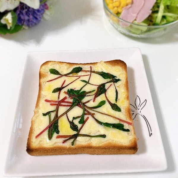 再収穫したビーツの葉とチーズのトースト