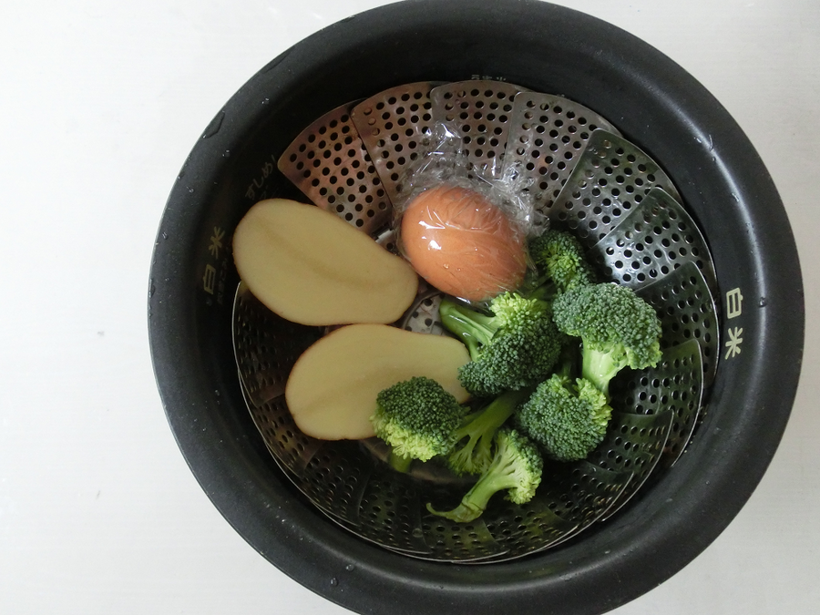 落し蓋の上に卵、じゃが芋、ブロッコリーを乗せて炊飯する。