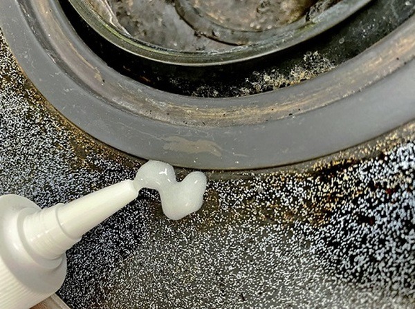 重曹ジェルを焦げついたコンロ周りに使う