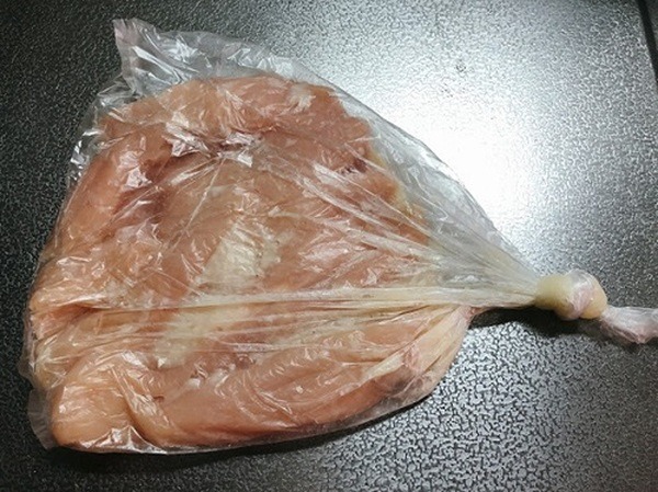 アイラップに入れて、袋をしばる