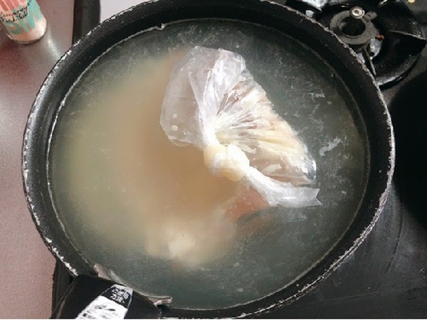 鍋の蓋をして火を消す