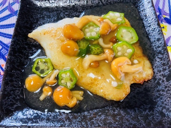「白身魚のムニエル なめこ入りオクラソースがけ」