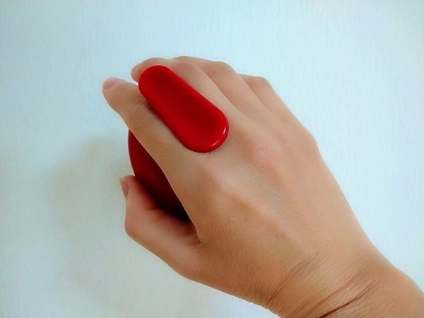 人差し指と中指に挟んで使う