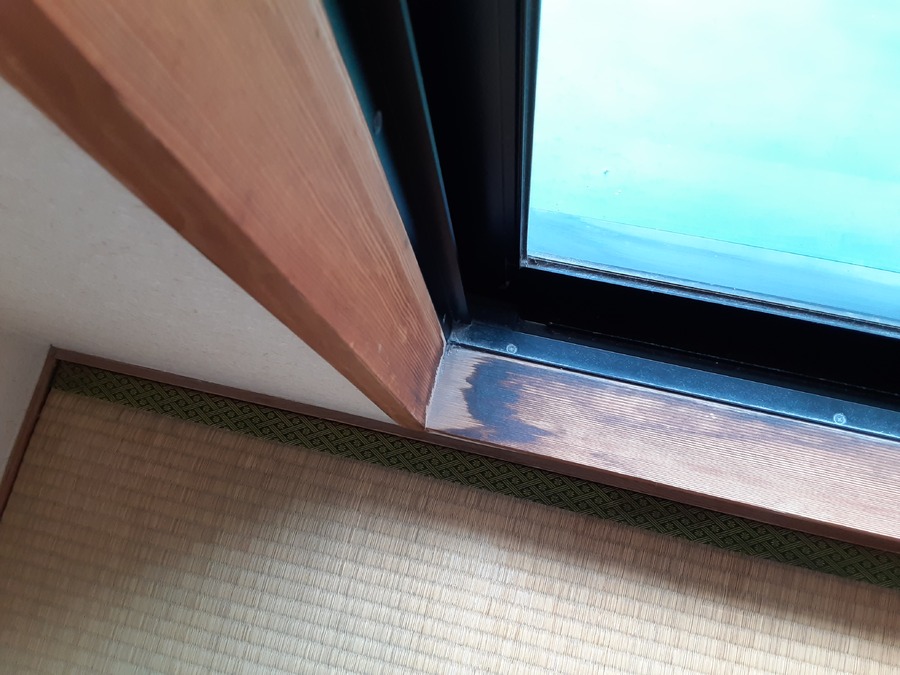 サッシの下部分