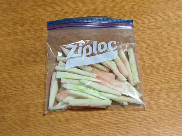 水気を絞ってポリ袋かフリーザーバッグに入れる